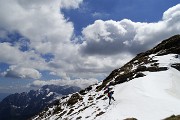 54 Dalla vetta del Sasna scendiamo. con cautela